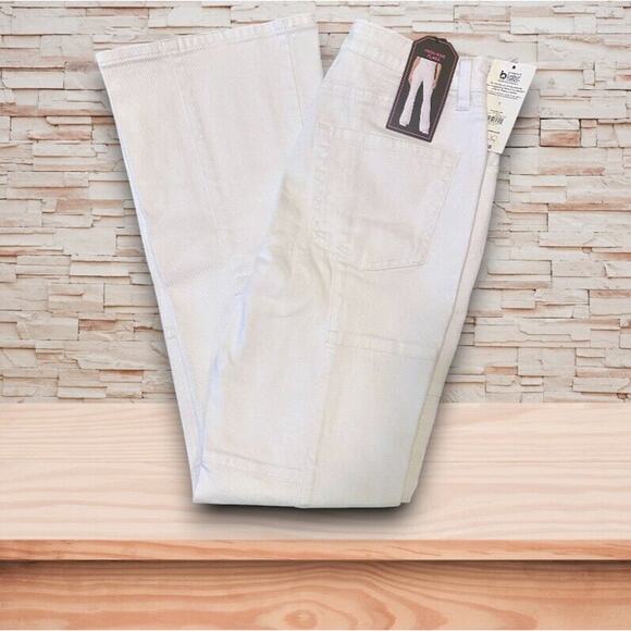 No Boundaries High Rise Retro Flare Jeans White Sz 7 28x30 NWT - Picture 1 of 6